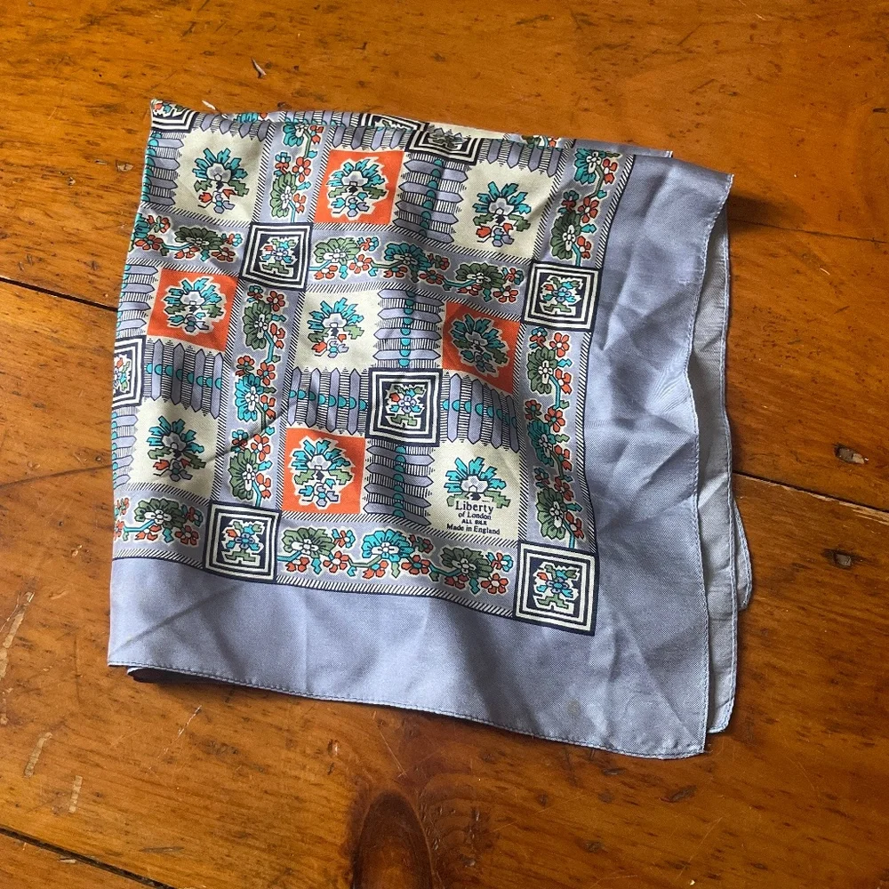 Vintage Liberty of l London silk square - Picture 5 of 7